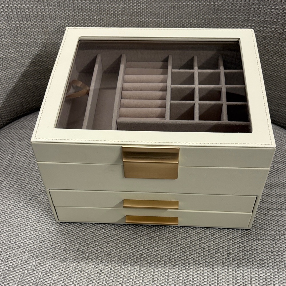 Elegant Cream Jewelry Organizer Box